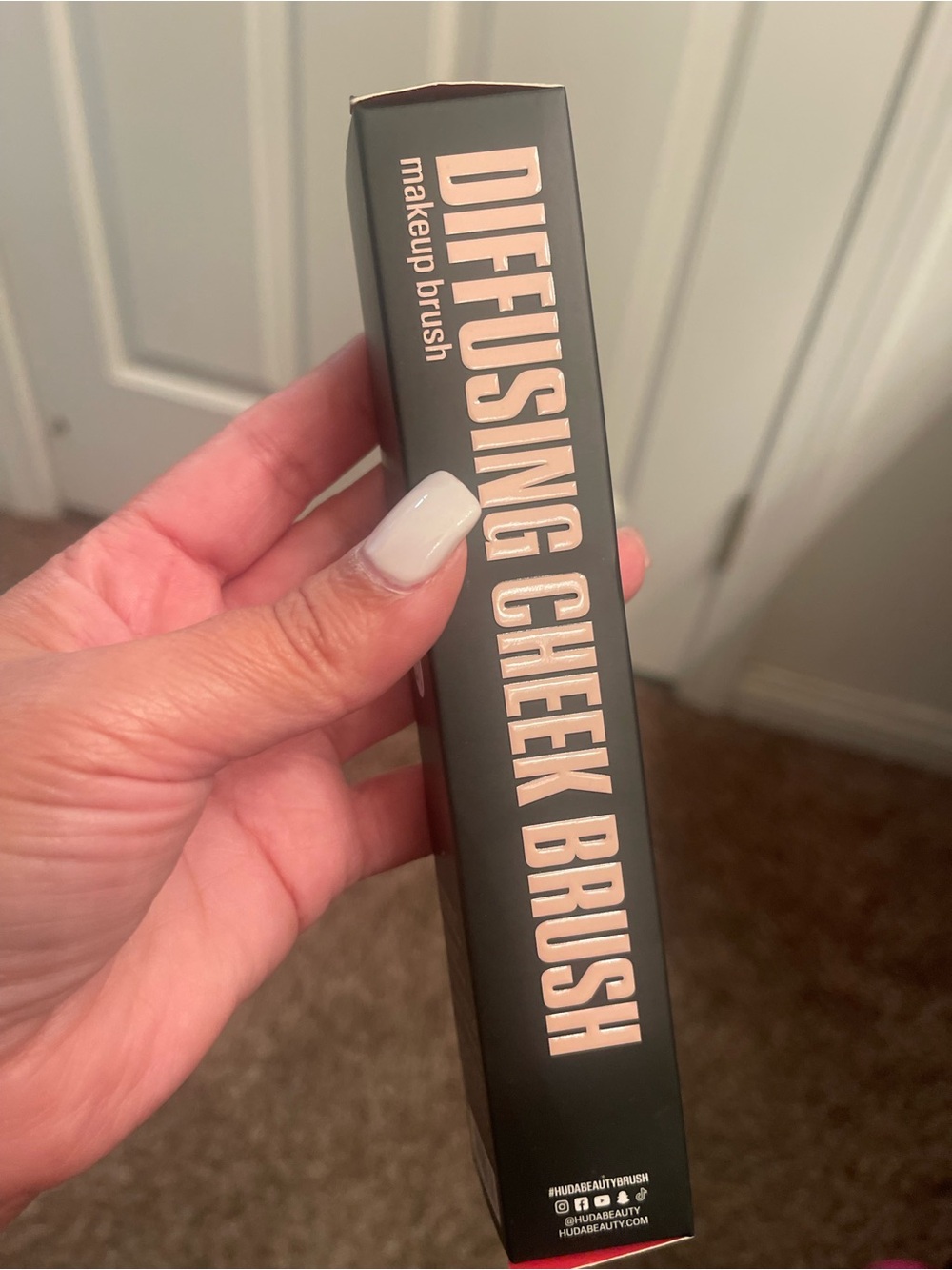 HUDA BEAUTY Diffusing Cheek Brush - Black Box with Rose Gold Text